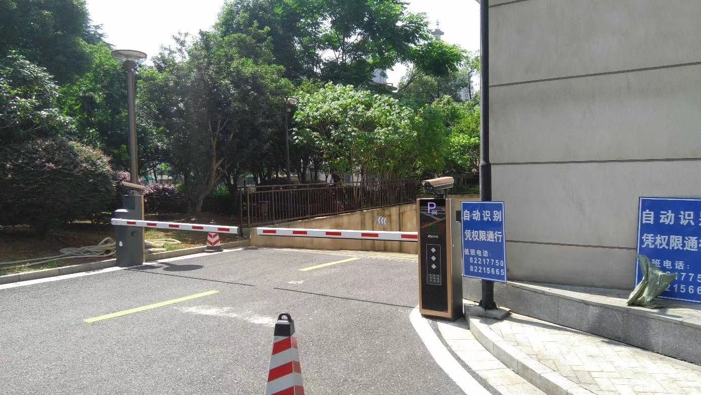 長沙雷隆智能科技有限公司,車牌識別系統,停車收費系統,車牌識別一體機,智能通道閘,湖南車牌識別道閘系統,人行通道閘,智能道閘